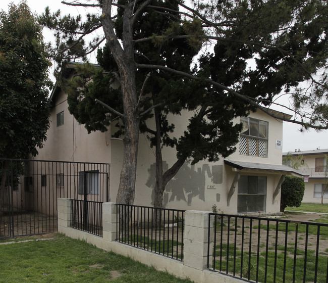 607 N Pauline St in Anaheim, CA - Foto de edificio - Building Photo