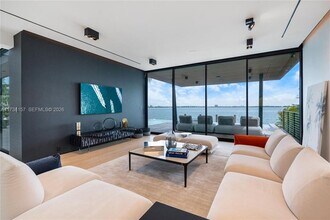 1369 N Venetian Way in Miami Beach, FL - Foto de edificio - Building Photo