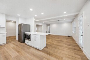 4947 Cheena Dr in Houston, TX - Building Photo