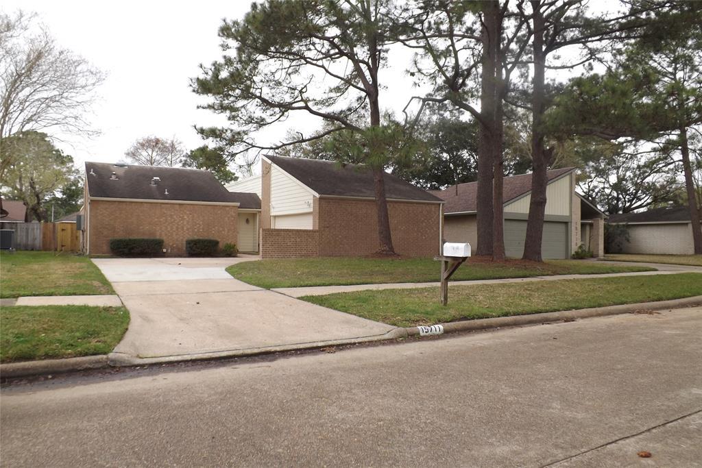 15711 Brookford Dr in Houston, TX - Building Photo