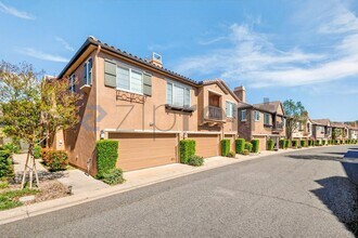19341 Opal Ln in Santa Clarita, CA - Foto de edificio - Building Photo