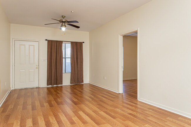 College Park Apartments - 4 Bedroom only! in Baton Rouge, LA - Foto de edificio - Interior Photo