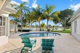 642 Heritage Dr in Weston, FL - Building Photo