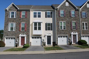 1253 Elderslie Ln in York, PA - Building Photo
