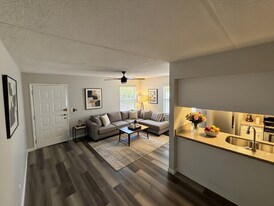 4932 W Gandy Blvd in Tampa, FL - Building Photo