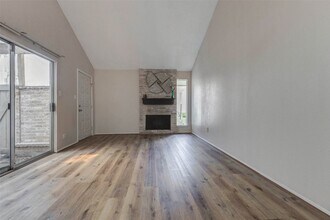 2952 Meadowgrass Ln in Houston, TX - Building Photo - Building Photo