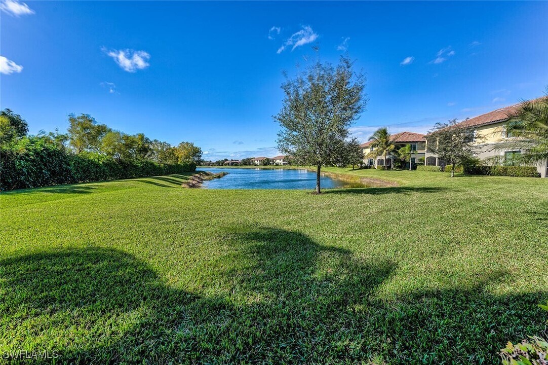 9512 Napoli Ln in Naples, FL - Building Photo