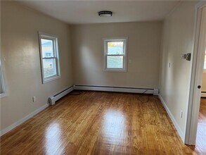 32 Chester St in Tiverton, RI - Building Photo - Building Photo