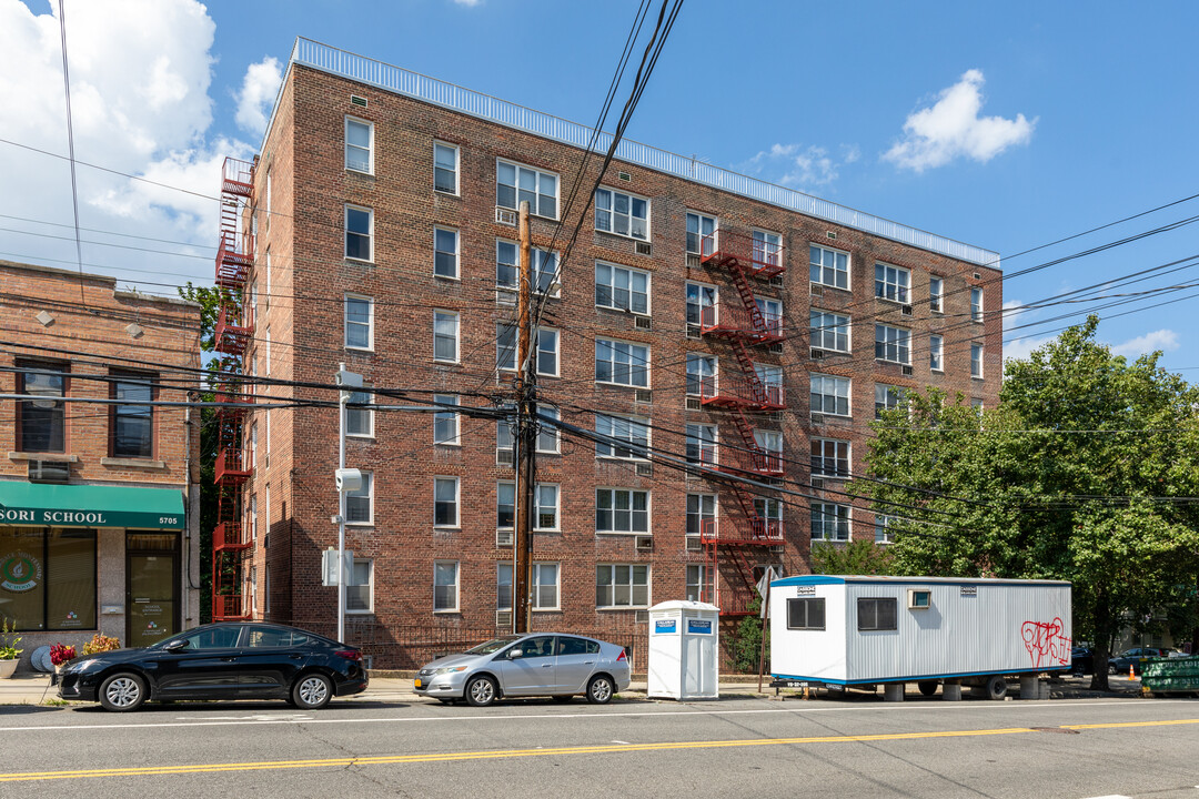 5715 Mosholu Ave in Bronx, NY - Building Photo