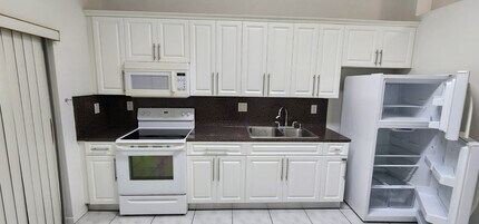 6900 NW 179th St, Unit 210 in Hialeah, FL - Building Photo - Building Photo