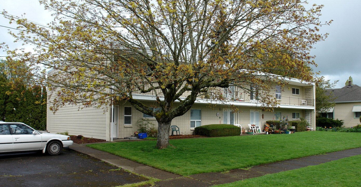 193 E Vine St in Lebanon, OR - Foto de edificio