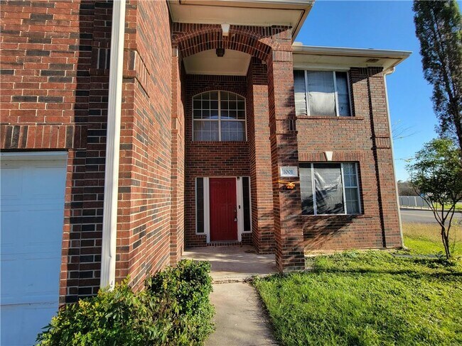 1001 Acanthus St