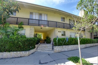 855 Moraga Dr in Los Angeles, CA - Foto de edificio - Building Photo
