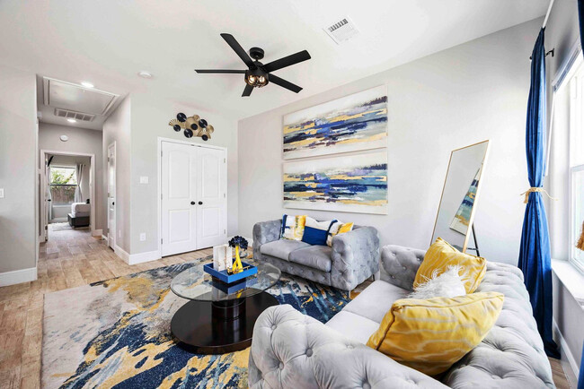 8138 Bassett St in Houston, TX - Foto de edificio - Building Photo