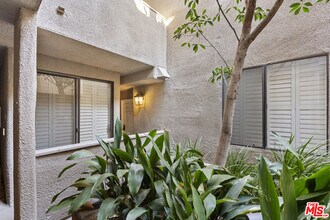 8455 Fountain Ave in West Hollywood, CA - Building Photo - Building Photo