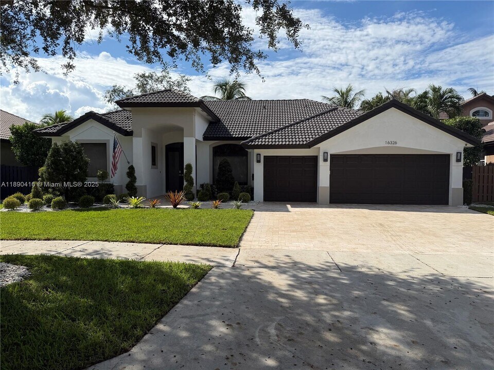 16326 Mariposa Cir N in Pembroke Pines, FL - Building Photo