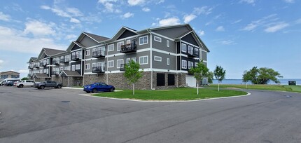 104 Lake Shore Dr NE in Bemidji, MN - Foto de edificio - Building Photo