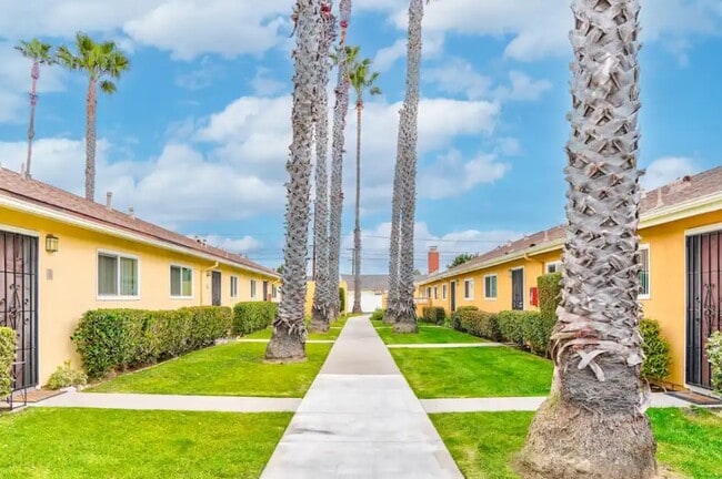 Ocean Park Apartments in Huntington Beach, CA - Building Photo - Building Photo