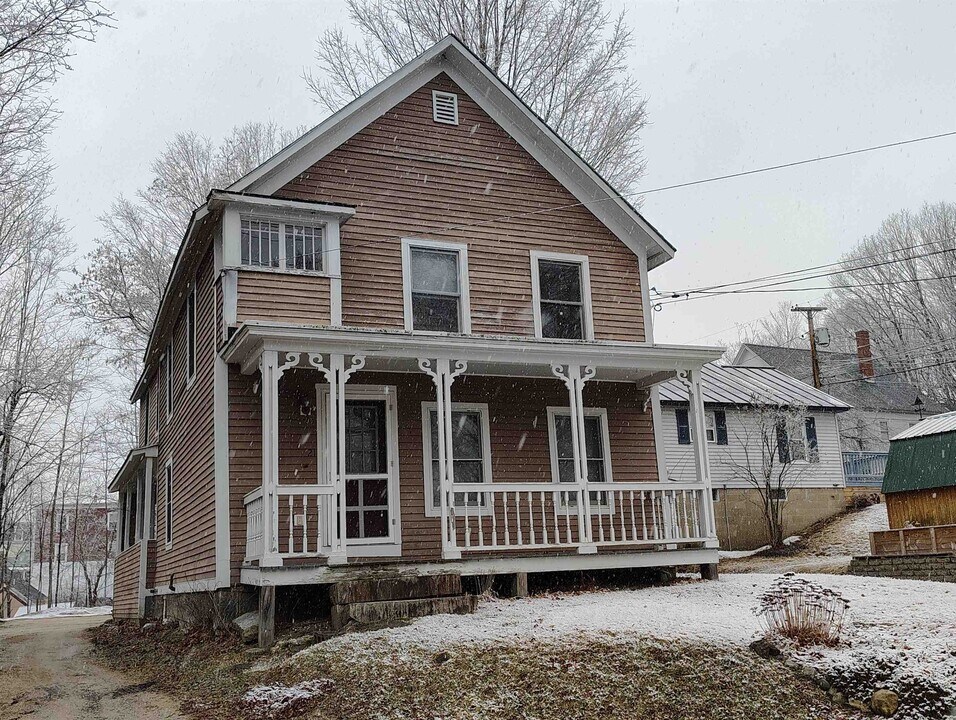 21 Merrimack St in Bristol, NH - Building Photo