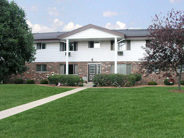 Sunnyslope Estates in Hartland, WI - Foto de edificio