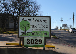 Oak Tree Apartments in Fort Worth, TX - Building Photo - Building Photo