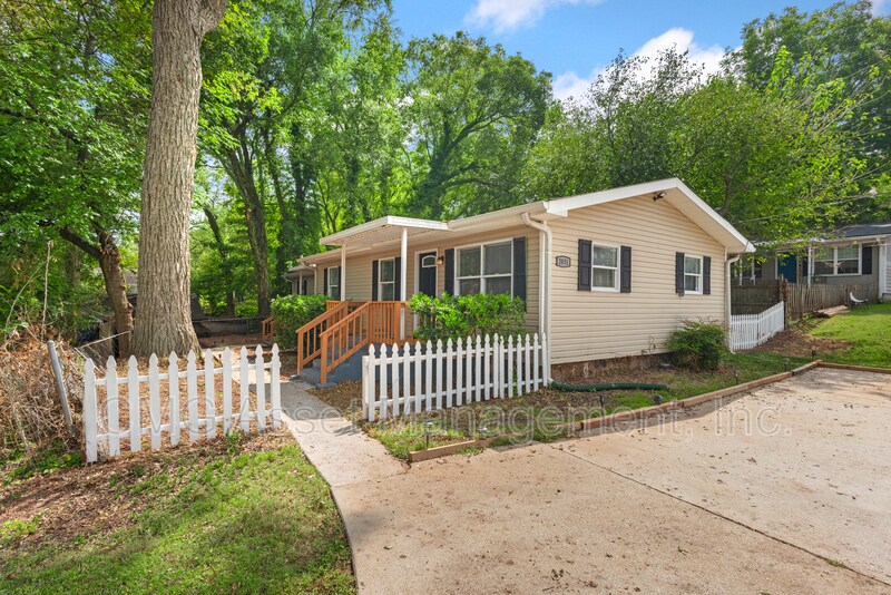 2051 College Ave NE in Atlanta, GA - Building Photo