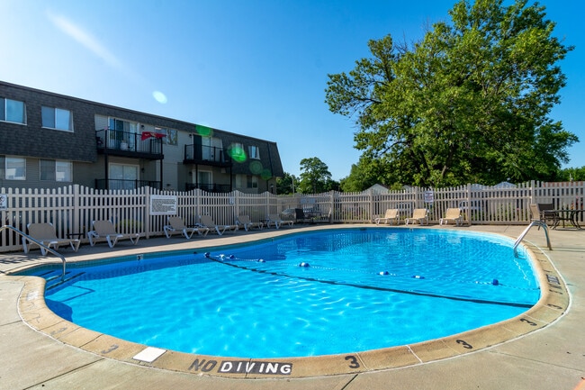 Cottonwood Apartments in Council Bluffs, IA - Foto de edificio - Building Photo