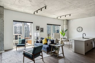 411 W Chicago Ave in Chicago, IL - Foto de edificio - Building Photo