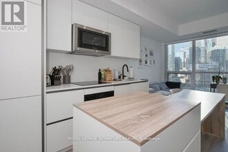 327 King St W in Toronto, ON - Building Photo - Building Photo