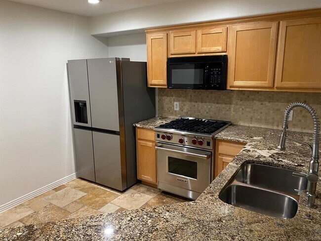 10703 Misting Falls Trail in Austin, TX - Foto de edificio - Building Photo