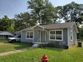 901 N Bledsoe St in Gilmer, TX - Building Photo