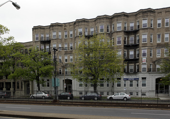 1125 Commonwealth Ave in Allston, MA - Foto de edificio - Building Photo