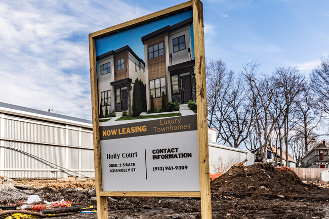 Holly Court Townhomes in Kansas City, MO - Building Photo - Building Photo