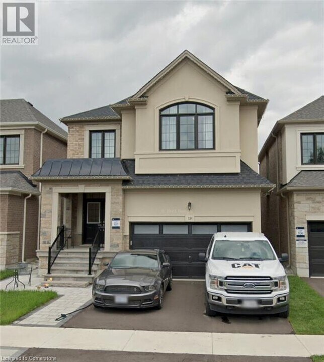 19 Vineyard Dr in Brampton, ON - Building Photo