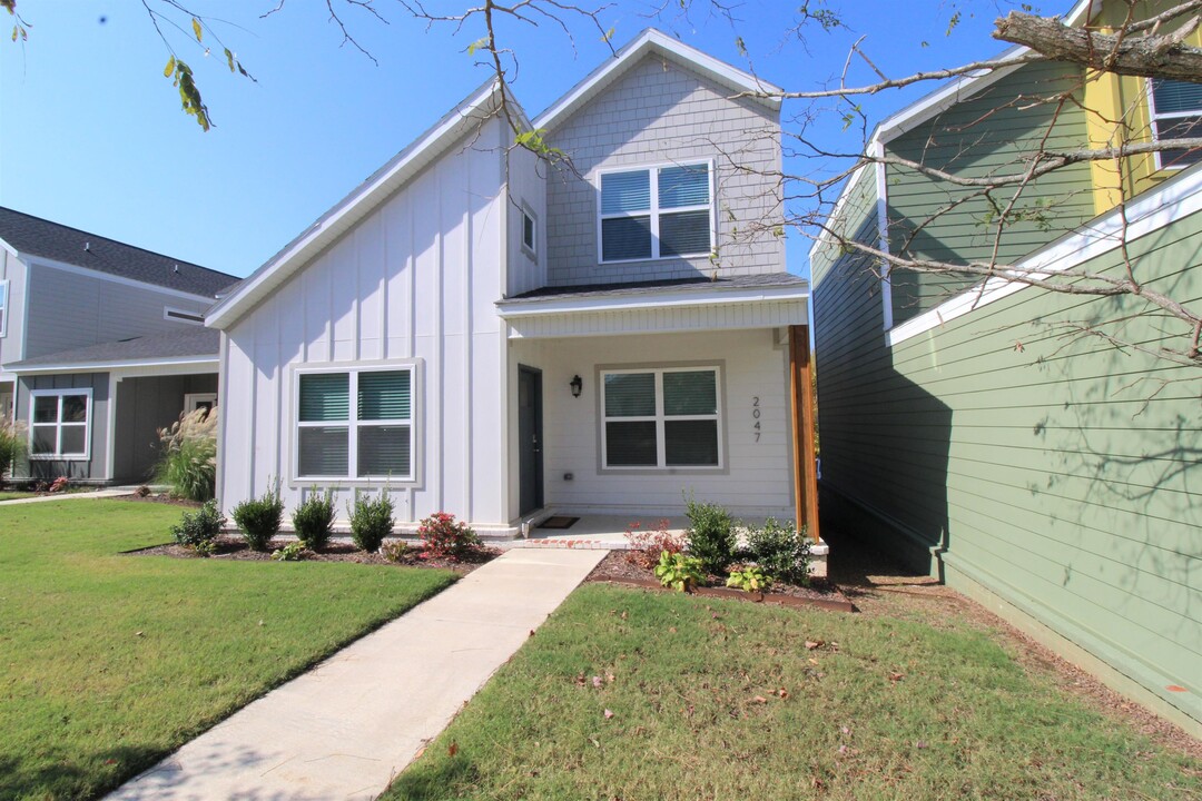 2047 S Florida Way in Fayetteville, AR - Foto de edificio
