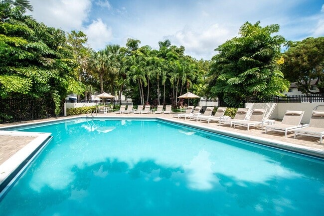 Legacy Lakeside in Miami, FL - Foto de edificio - Building Photo