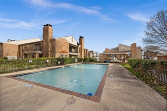 5902 Marvin Loving Dr in Garland, TX - Foto de edificio - Building Photo