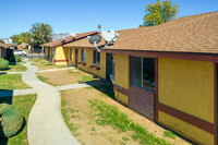 577 Montecito Ave in Hemet, CA - Foto de edificio - Building Photo