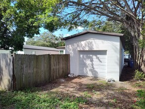 2450 Melrose Ave S in St. Petersburg, FL - Foto de edificio - Building Photo