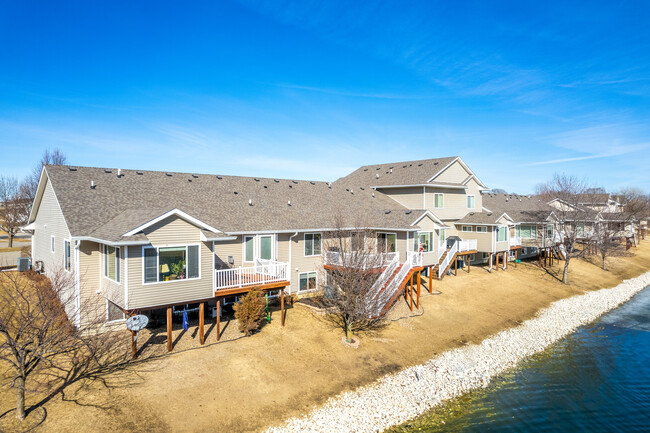 Adam Ridge Townhomes in Johnston, IA - Foto de edificio - Building Photo