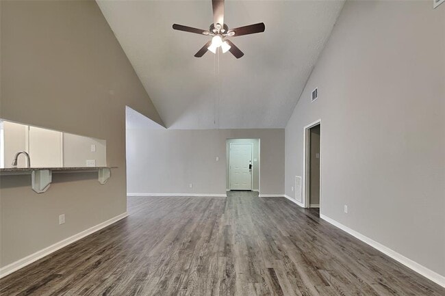 10010 Crescent Moon Dr in Houston, TX - Building Photo - Building Photo