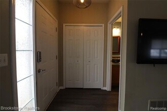 2096 Cloverly Ln, Unit 30 in Ann Arbor, MI - Foto de edificio - Building Photo