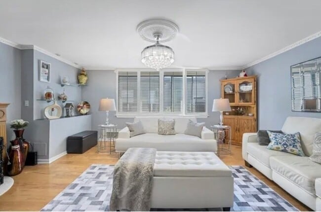 38 Juniper St, Unit 22## in Brookline, MA - Foto de edificio - Building Photo