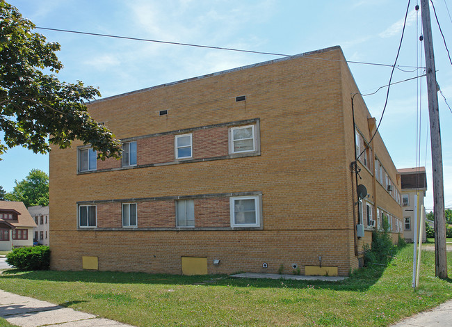 4475 N Hopkins St in Milwaukee, WI - Foto de edificio - Building Photo