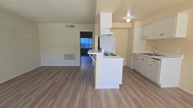 1001 E Stearns Ave, Unit 14 in La Habra, CA - Building Photo - Building Photo