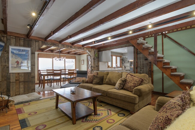 38 Snow Rd in Dover, VT - Foto de edificio - Building Photo