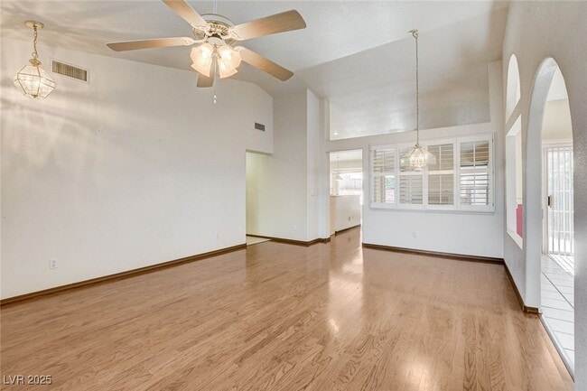 property at 114 E Tamarack Dr