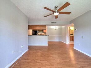 209 Lake Brook Cir in Brandon, FL - Building Photo - Building Photo