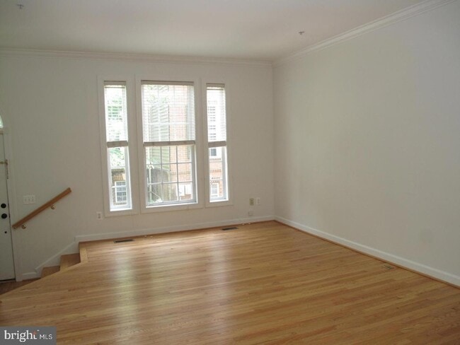 8176 Skelton Cir in Falls Church, VA - Foto de edificio - Building Photo
