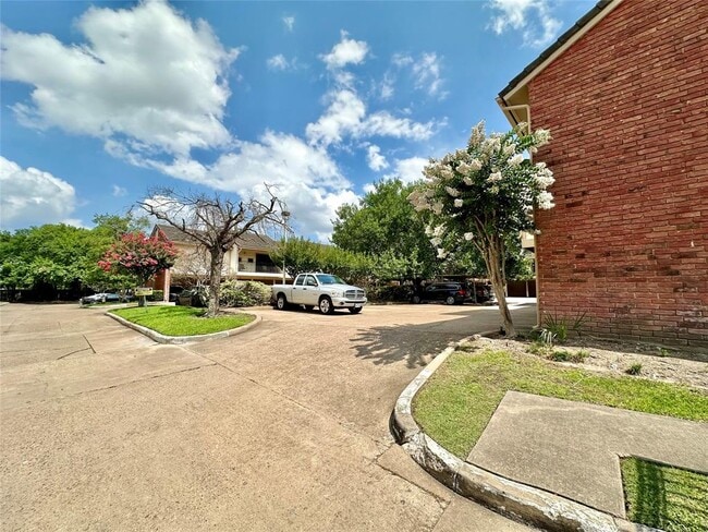 2211 S Kirkwood Rd in Houston, TX - Building Photo - Building Photo